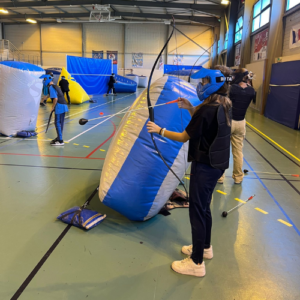 joueur d'archery tag dans un gymnase