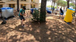 Participants d’un team building en pleine action lors d’un Archery Tag
