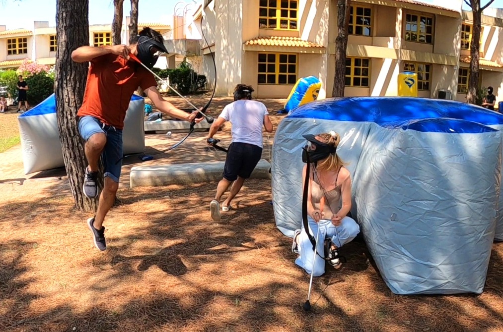 Joueur d’Archery Tag tirant une flèche mousse lors d’un team building à Montpellier