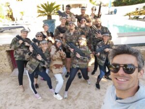 Équipe d’entreprise réunie pour un team building Laser Game avec Hérault en Action