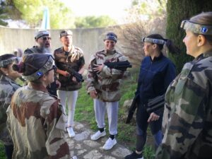 Collaborateurs réunis en tenue camouflage pour préparer leur stratégie de Laser Game