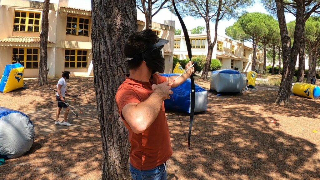 Collaborateur équipé d’un arc pendant une partie d’Archery Tag en extérieur Archery Tag Montpellier