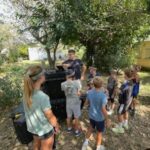 Animateur donnant les consignes aux enfants avant le Laser Game à Palavas.