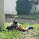 Enfant allongé au sol en pleine partie de Laser Game à Palavas
