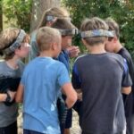 Groupe d’enfants élaborant une stratégie pendant le Laser Game à Palavas.