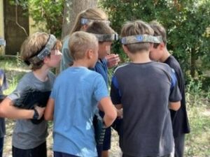 Groupe d’enfants élaborant une stratégie pendant le Laser Game à Palavas.