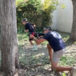 Adulte et enfant en pleine partie de Laser Game à Palavas.