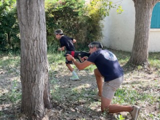 Adulte et enfant en pleine partie de Laser Game à Palavas.