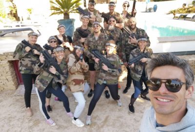 Équipe d’entreprise réunie pour un team building Laser Game avec Hérault en Action