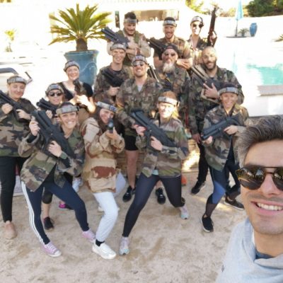 Équipe d’entreprise réunie pour un team building Laser Game avec Hérault en Action